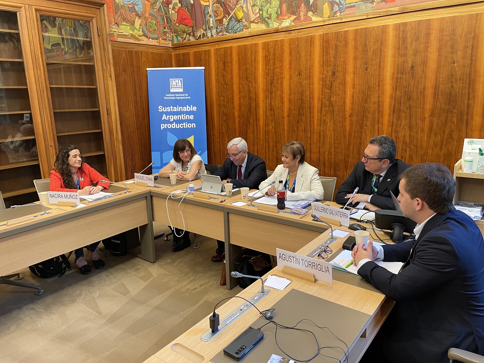 Nacira Muñoz, vicepresidenta del INTA ; Raquel Chan, bioquímica especializada en biotecnología vegetal; Federico Villegas, Representante Permanente de Argentina en Ginebra; Gloria Abraham, consultora y asesora internacional del IICA; Guillermo Salvatierra, miembro del Directorio de la Comisión Nacional de Actividades Espaciales de Argentina; y Agustín Torriglia, miembro del directorio de la AAPRESID, durante el evento donde se mostró como Argentina está a la vanguardia en la implementación de tecnologías de punta y prácticas agropecuarias sostenibles.