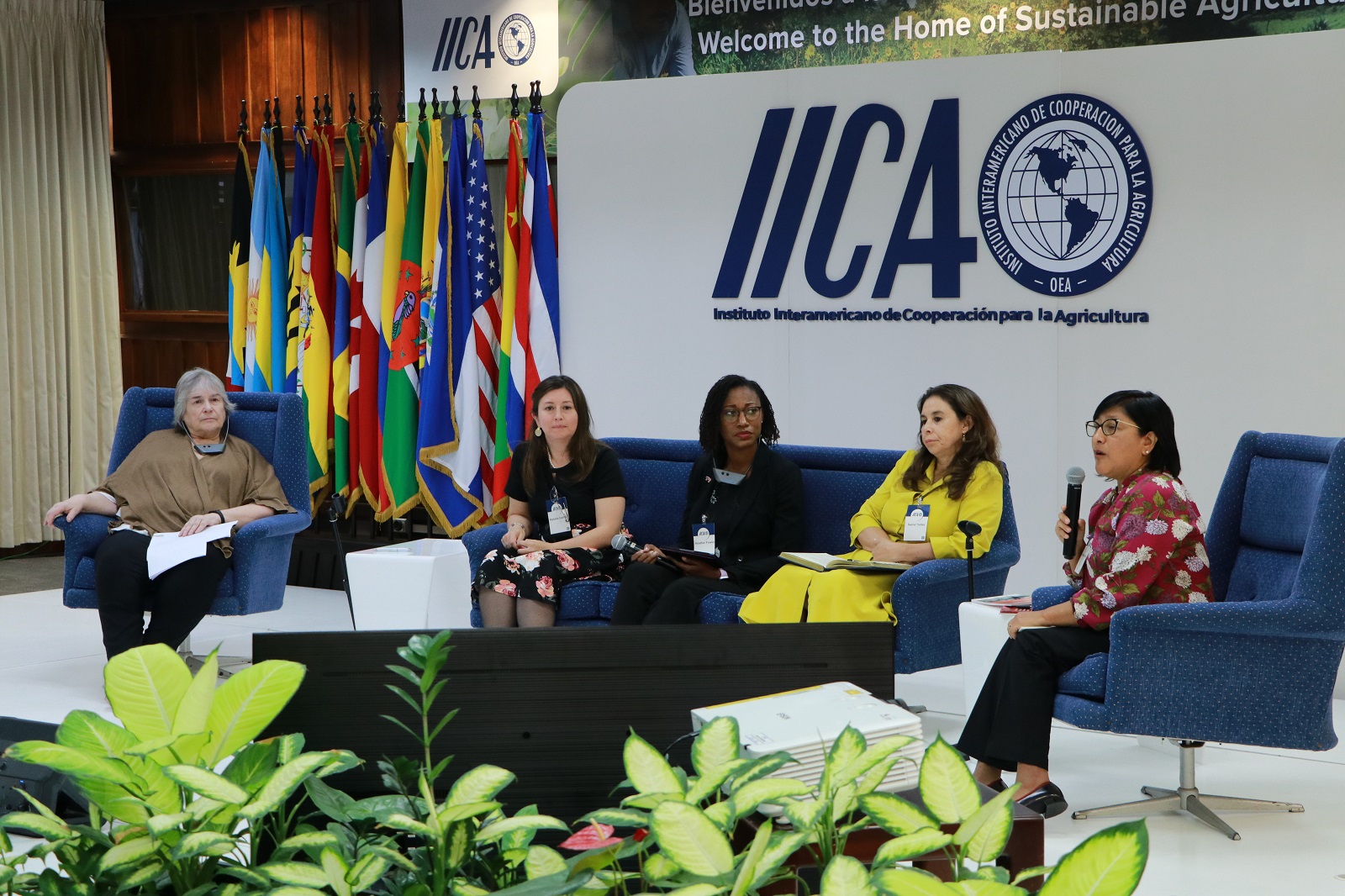 La presidenta del SENASA de Argentina, Diana Guillén; la profesora e investigadora asociada de la Universidad de La Salle de Colombia, Natalia Cediel; la veterinaria de salud pública de la National Pork Board, Heather Fowler; la Coordinadora Técnica del IICA en Costa Rica, Sacha Trelles; y la especialista Internacional en Sanidad Agropecuaria del IICA, Alejandra Díaz, durante la primera ronda de experiencias e historias de éxito de Una Salud compartidas durante el evento.