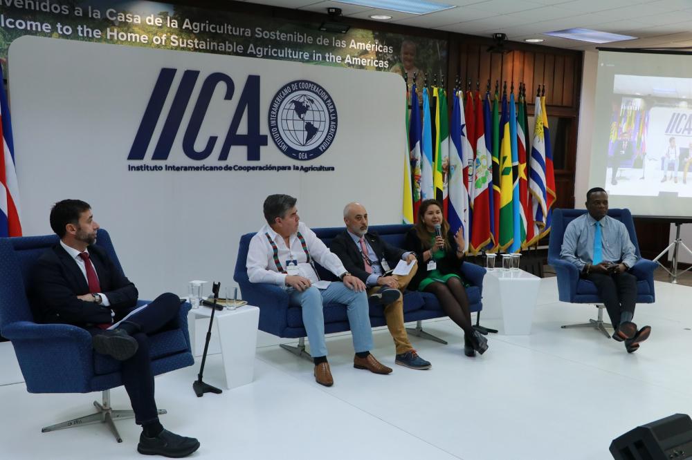 Manuel Sánchez; coordinador de epidemiología de la OPS/OMS; Roberto Navarro, del SENASICA de México; Jaime Romero, especialista en SAIA del IICA; Marcela Rodríguez, representante de la FENAVI de Colombia; y Gavin Peters, director ejecutivo de CAHFSA, fueron otros de los panelistas que compartieron experiencias prácticas del enfoque de Una Salud.