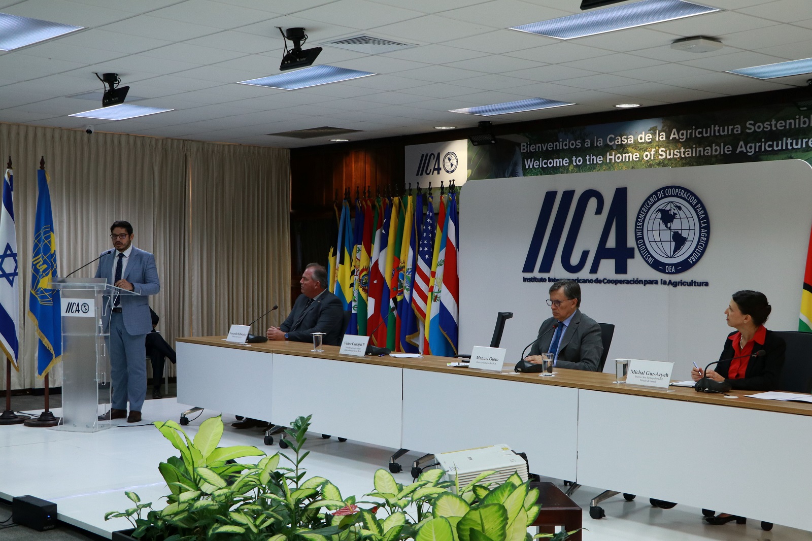 El ministro de Agricultura y Ganadería de Costa Rica, Víctor Carvajal; el director de Proyectos del IICA, Fernando Schwanke; el Director General del Instituto, Manuel Otero; y la Embajadora de Israel en Costa Rica, Michal Gur-Aryeh, durante el lanzamiento de Agritech 2023. 