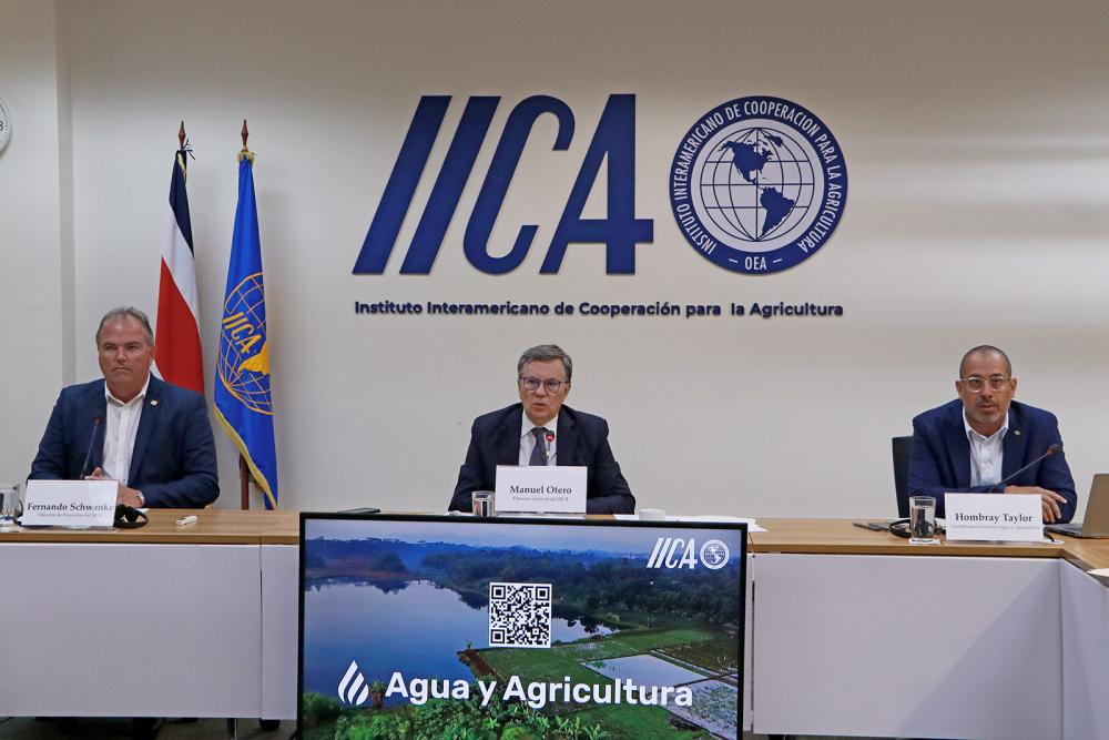 El Director de Proyectos del IICA, Fernando Schwanke; el Director General del Instituto, Manuel Otero; y el especialista en Proyectos y Coordinador técnico de la Iniciativa Agua y Agricultura, Hombray Taylor, durante su lanzamiento técnico.