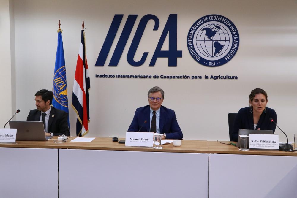 Francisco Mello, gerente de Gestión del Conocimiento y Cooperación Horizontal del IICA y coordinador técnico de la iniciativa Suelos Vivos de las Américas; Manuel Otero, Director General del Instituto; y Kelly Witkowski, gerente del programa Acción Climática y Sostenibilidad Agropecuaria del IICA.