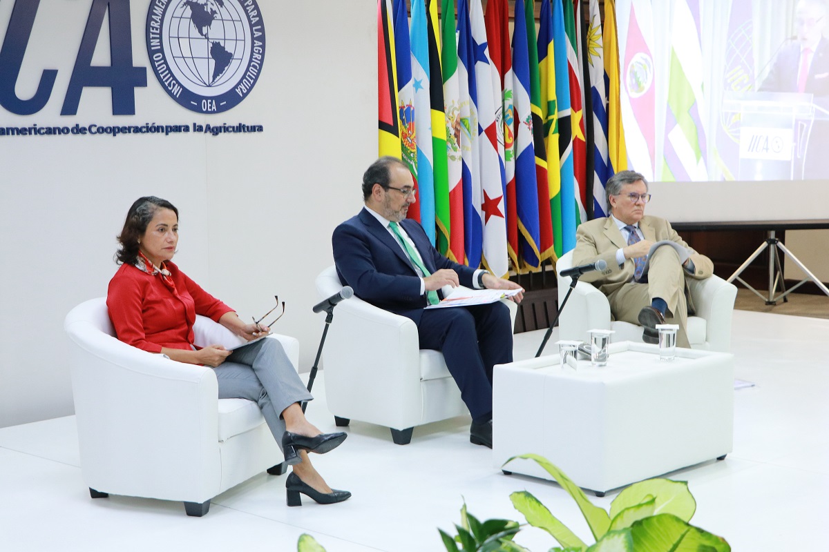 La ministra de Desarrollo Humano e Inclusión Social – Instituto Mixto de Ayuda Social de Costa Rica, Yorleni León Marchena; el presidente ejecutivo de CAF, Sergio Díaz-Granados; y el Director General del IICA, Manuel Otero.