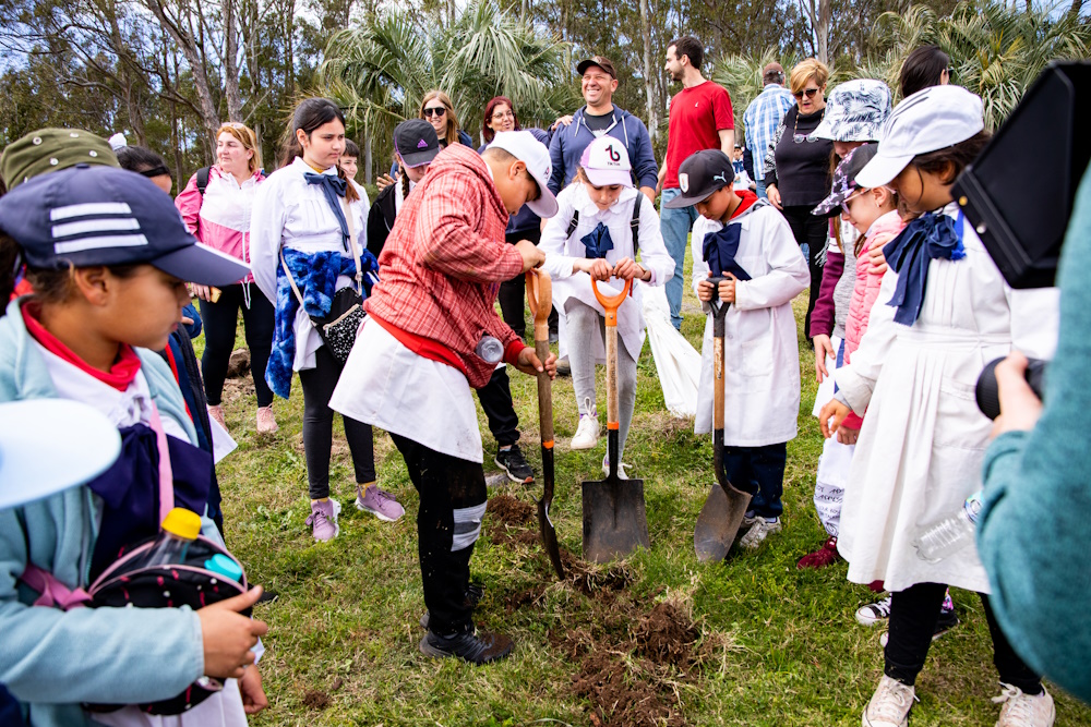 Niños Plantando