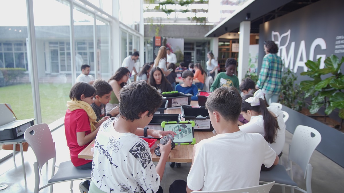 En espacios como el CIMAG, niños y jóvenes aprenden sobre el uso de tecnologías de punta y experimentan con drones, robótica, realidad aumentada, programación y aplicaciones de información satelital, entre otras, que permiten mostrar la agricultura como una actividad atractiva, dinámica, inclusiva y rentable.