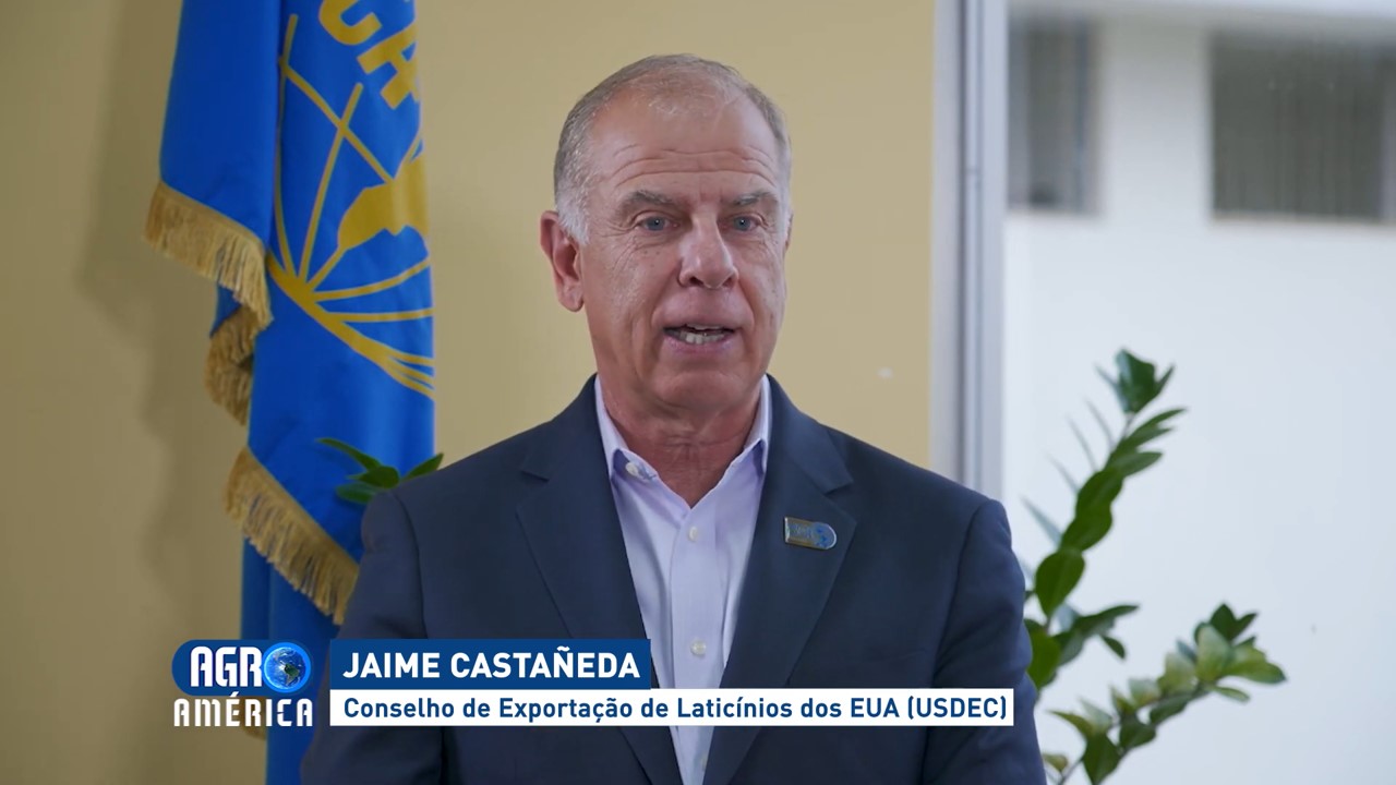 Jaime Castañeda, Vicepresidente Ejecutivo para Estrategia Política tanto en el Consejo de Exportadores Lácteos de Estados Unidos (USDEC) como en la Federación Nacional de Productores de Leche (NMFP), explicó cómo el sector productivo e industrial lácteo de Estados Unidos ha incorporado innovación y tecnología para ser más eficiente y reducir sus emisiones de gases de efecto invernadero, que son las que causan el cambio climático.