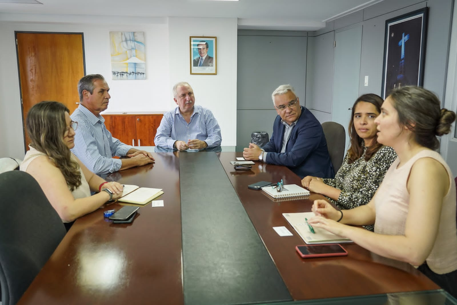 Ana Echeverri, Administradora de la Representación del IICA en Argentina; el diputado de Misiones y ex ministro de Ecología y Recursos Naturales, Mario Vialey; Hugo Passalacqua, gobernador electo de la provincia de Misiones; Fernando Camargo, Representante del Instituto en Argentina; Florencia Gómez consultora en temas ambientales, y Carolina Pivetta, coordinadora del IICA Argentina.