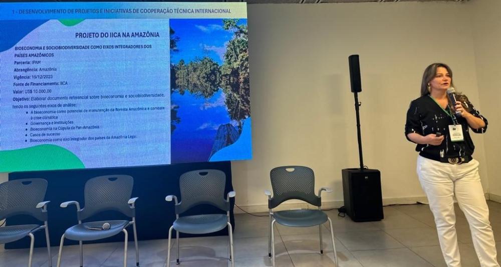 Cristina Costa em reunião técnica com secretários de Agricultura, de Meio Ambiente e Institutos de Terra, cujo tema foi Sistemas Alimentares no Contexto das Mudanças Climática e seus Impactos na Amazônia. 