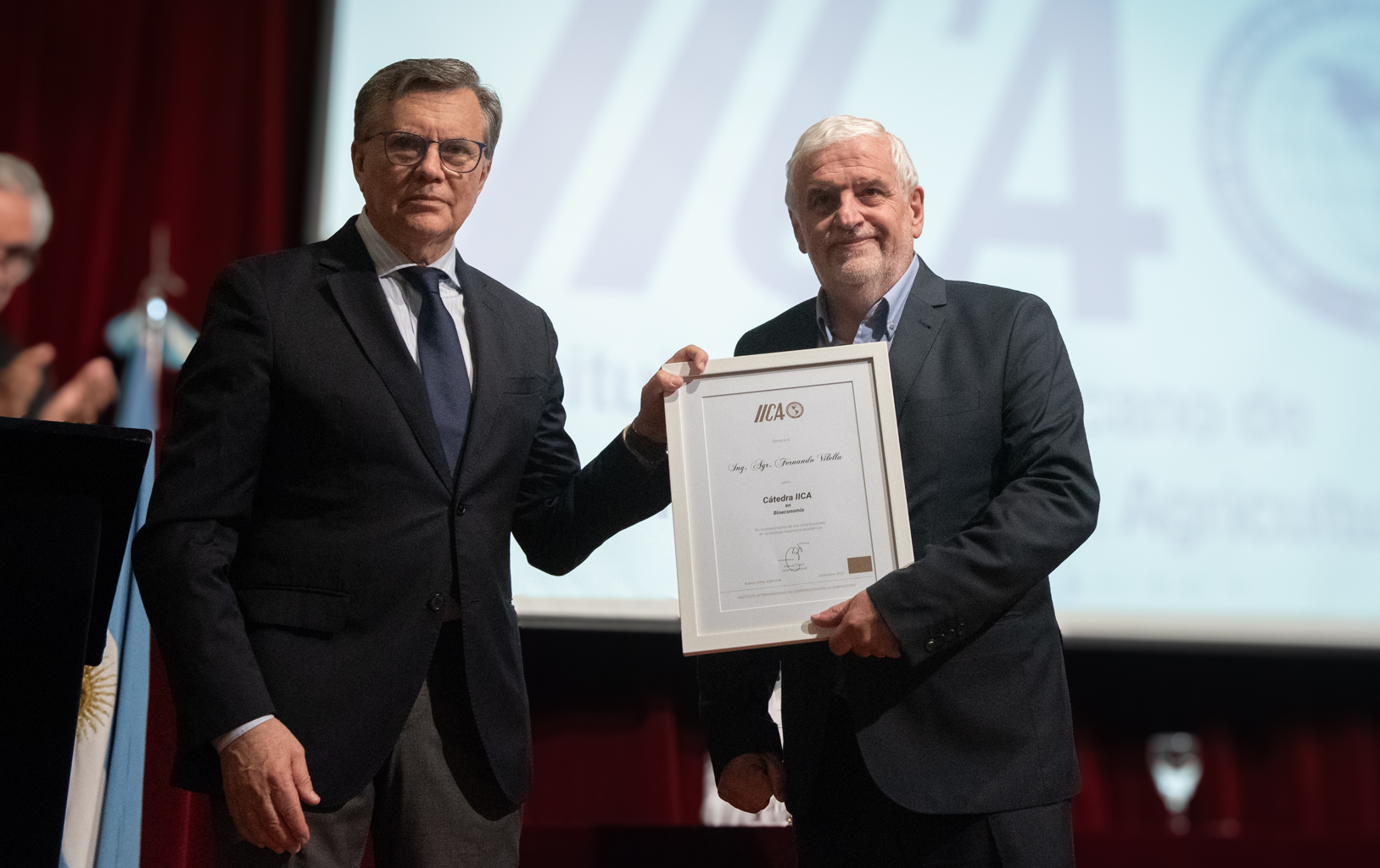 El Director General del IICA, Manuel Otero, junto al catedrático, ingeniero agrónomo y actual Secretario de Bioeconomía de Argentina, Fernando Vilella, tras la entrega del título "Cátedra IICA en Bioeconomía".