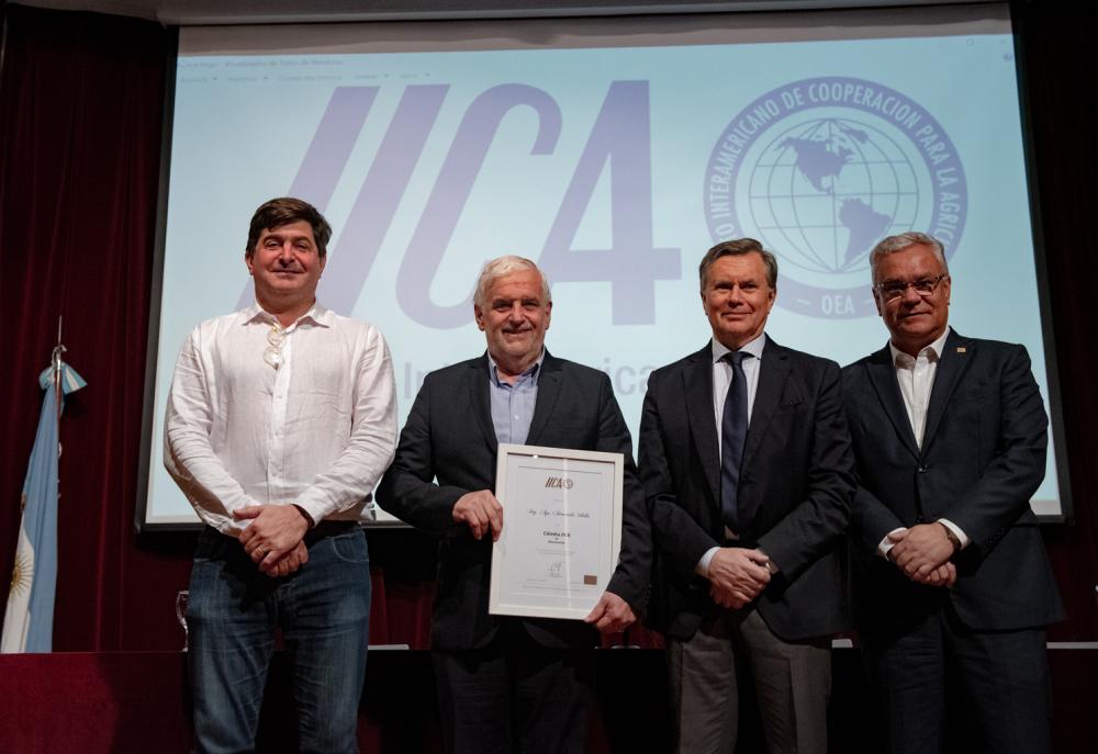 El coordinador regional para la Región Sur del IICA y Representante de este organismo en Brasil, Gabriel Delgado; el destacado catedrático e ingeniero agrónomo Fernando Vilella; el Director General del IICA, Manuel Otero, y el Representante del Instituto en Argentina, Fernando Camargo.