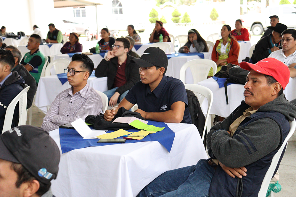 De izquierda a derecha, Rafaél Jerónimo de Asoproperca, Chuatulul, Suarlin Cortéz del grupo de jovenes de ACPC y Feliciano Acoj Representante legal de ACPC.