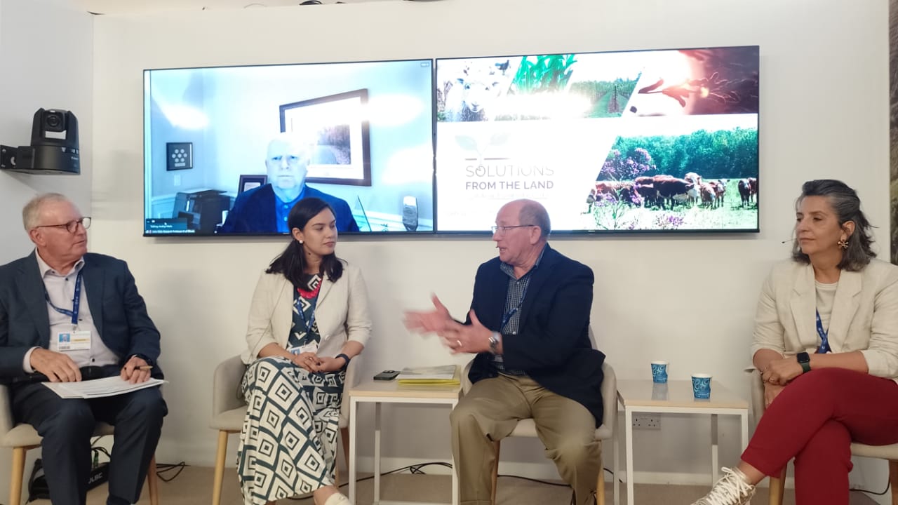 Ernie Shea, presidente de Soluciones de la Tierra y moderador del evento; Ana Carolina Zimerman, agricultora de Brasil que prioriza prácticas conservacionistas; Ray Gaesser, productor agropecuario estadounidense del estado de Iowa; Grazielle Parenti, jefa de América Latina de Syngenta; y el profesor John Reid (en la pantalla), de la Sociedad Americana de Ingenieros Agrónomos y Biológicos.