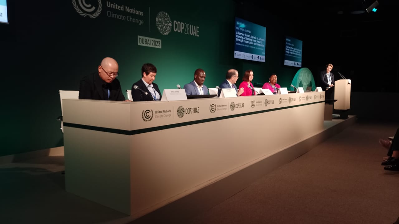 Lloyd Day, Subdirector General del IICA (centro) remarcó en el foro que compartió junto a otros panelistas, que los productores pequeños, medianos y grandes tienen que estar sentados a la mesa donde se discuten las transformaciones que ya están en curso del sector agro, capaza de reducir sus emisiones de efecto invernadero, restaurar los suelos y al mismo tiempo garantizar la seguridad alimentaria mundial.