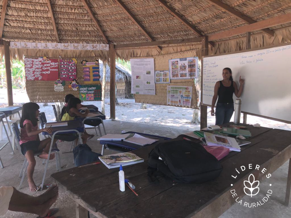 Un racimo de casas de madera y un lago dan vida a la comunidad, que posee también un puesto sanitario y un enorme cobertizo de techo de paja sostenido por columnas de madera que, entre otros usos, sirve para dar clases a los niños y jóvenes de la aldea.