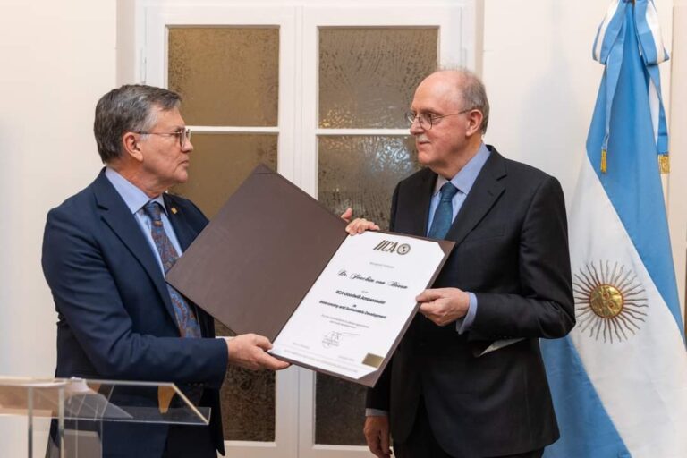 The Director General of IICA, Manuel Otero, conferring the title on prestigious German scientist, Joachim von Braun.