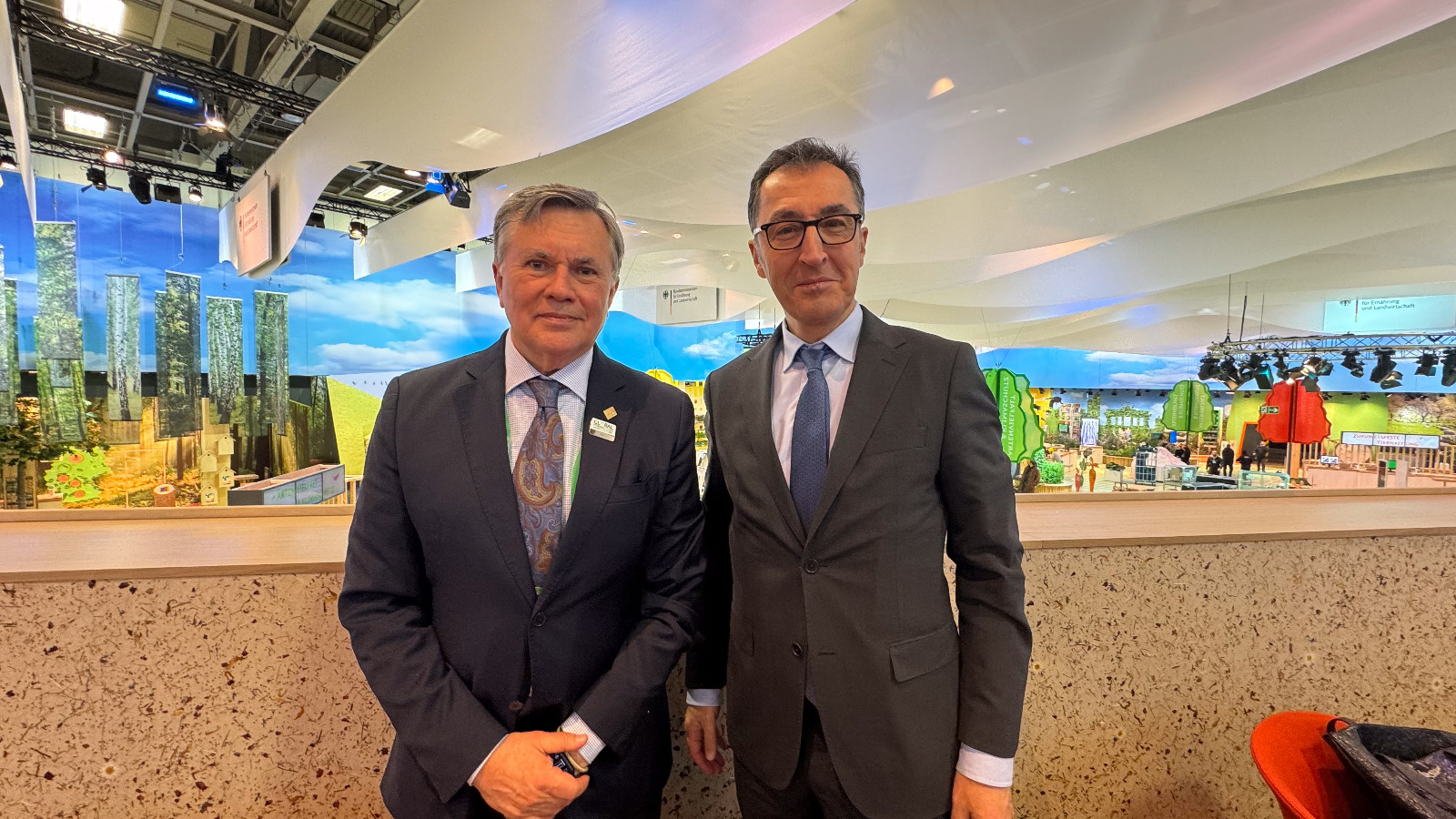 El Director General del IICA, Manuel Otero, junto al Ministro Federal de Agricultura y Alimentación de Alemania, Cem Özdemir, quienes exploraron entre otras cosas la posibilidad de organizar una reunión de trabajo que reúna a ministros de Agricultura de las Américas y Europa, además de convocar al sector privado y otros actores de la actividad con el fin de establecer redes que permitan compartir buenas prácticas y experiencias orientadas a la sostenibilidad.