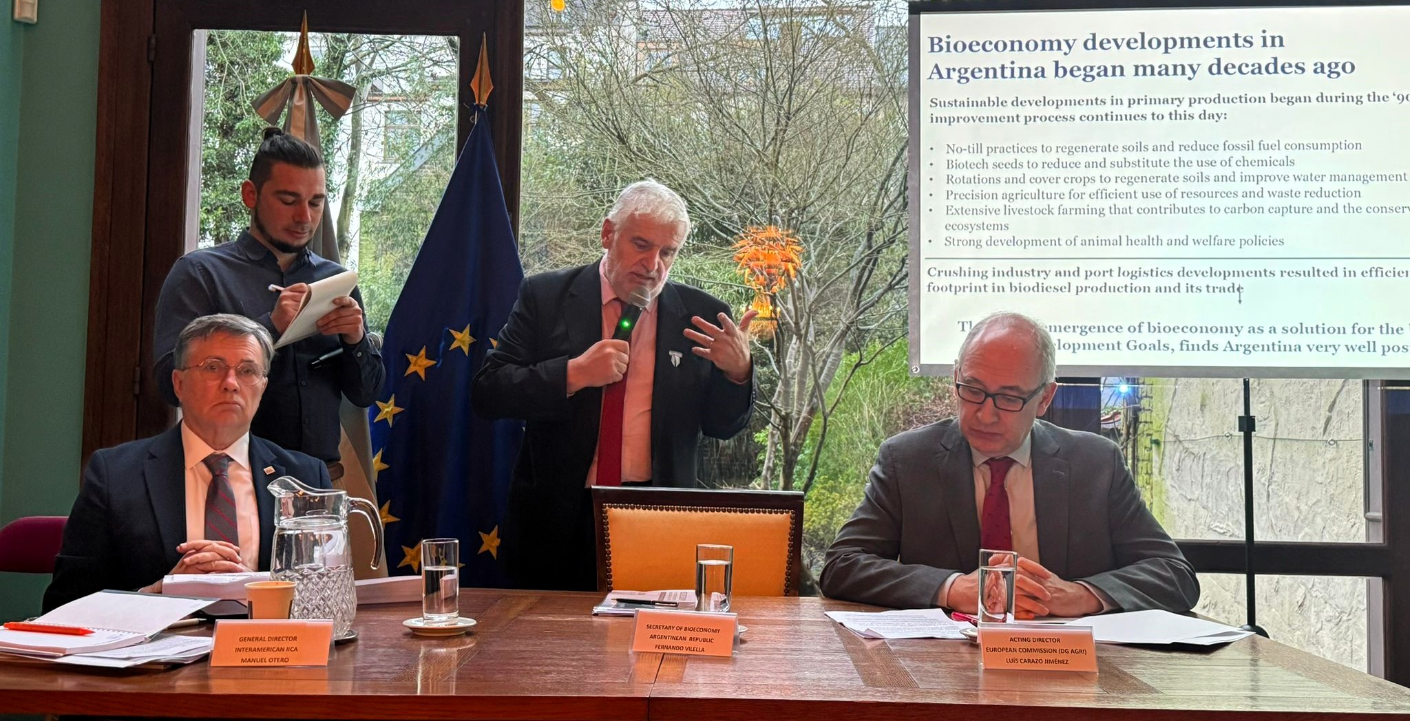 El Director General del IICA, Manuel Otero; el Secretario de Agricultura, Ganadería y Pesca de Argentina, Fernando Vilella; y el Director en funciones de la Comisión Europea (Dirección General de Agricultura y Desarrollo Rural), Luis Carazo Jiménez, durante el seminario sobre la contribución de la bioeconomía al desarrollo sostenible, realizado en la Embajada de Argentina ante la Unión Europea, en Bruselas, Bélgica.