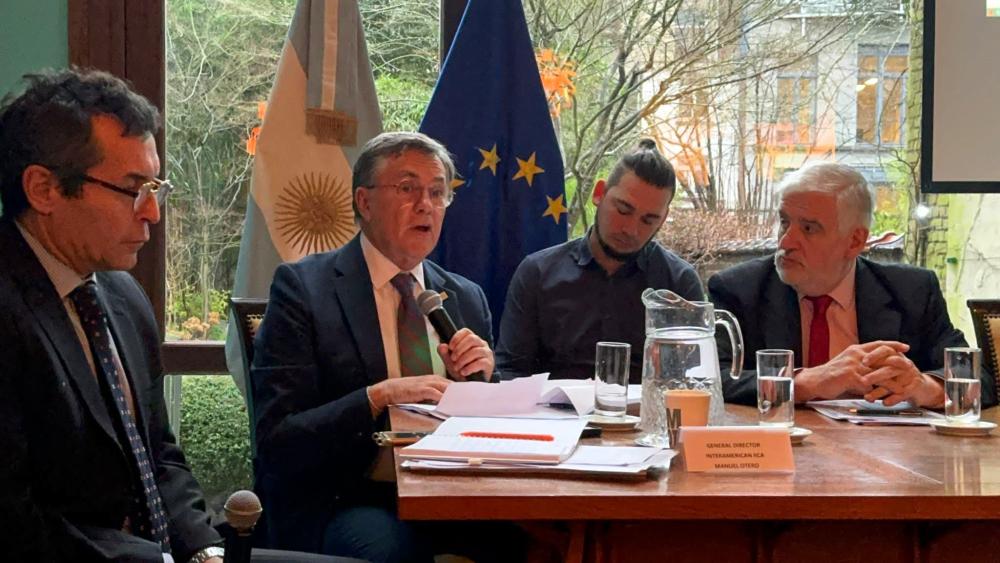 El Agregado Agrícola de Argentina ante la UE, Gastón Funes; el Director General del IICA, Manuel Otero, y el Secretario de Agricultura, Ganadería y Pesca de Argentina, Fernando Vilella.