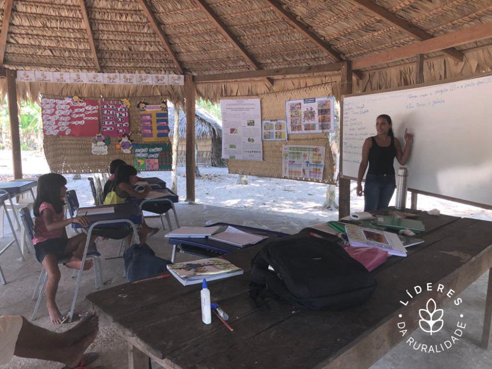 Un racimo de casas de madera y un lago dan vida a la comunidad, que posee también un puesto sanitario y un enorme cobertizo de techo de paja sostenido por columnas de madera que, entre otros usos, sirve para dar clases a los niños y jóvenes de la aldea.