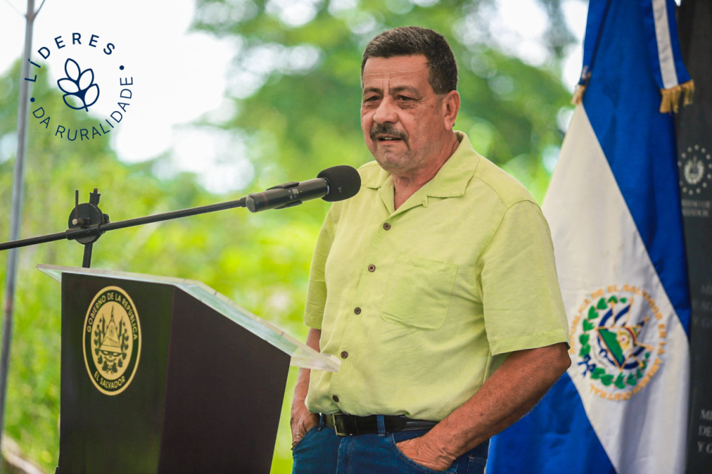 Hijo de una familia campesina que cultivaba café en una pequeña finca, Zelada tiene una vida dedicada a la agricultura desde que tiene memoria y una vasta formación, que comenzó cuando terminó el Bachillerato e ingresó en la Escuela Nacional de Agricultura (ENA).