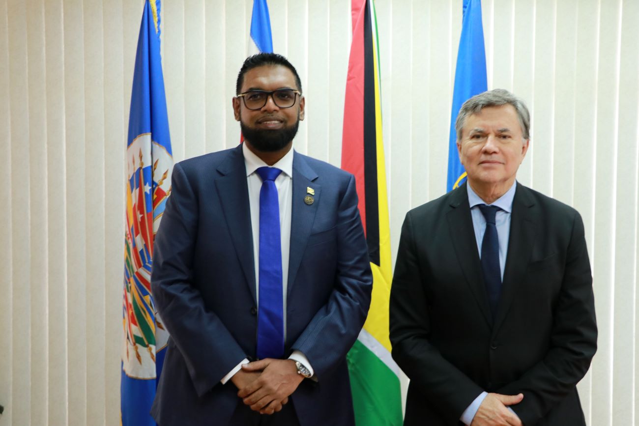 El presidente de la República Cooperativa de Guyana, Mohamed Irfaan Ali, quien en octubre pasado participó en la Conferencia de Ministros de Agricultura de la región que se celebró en la sede Central del IICA, en San José de Costa Rica, discutió con el Director General del Instituto, Manuel Otero, los avances que está realizando Guyana en la búsqueda de mayor resiliencia y sostenibilidad en la producción de alimentos.