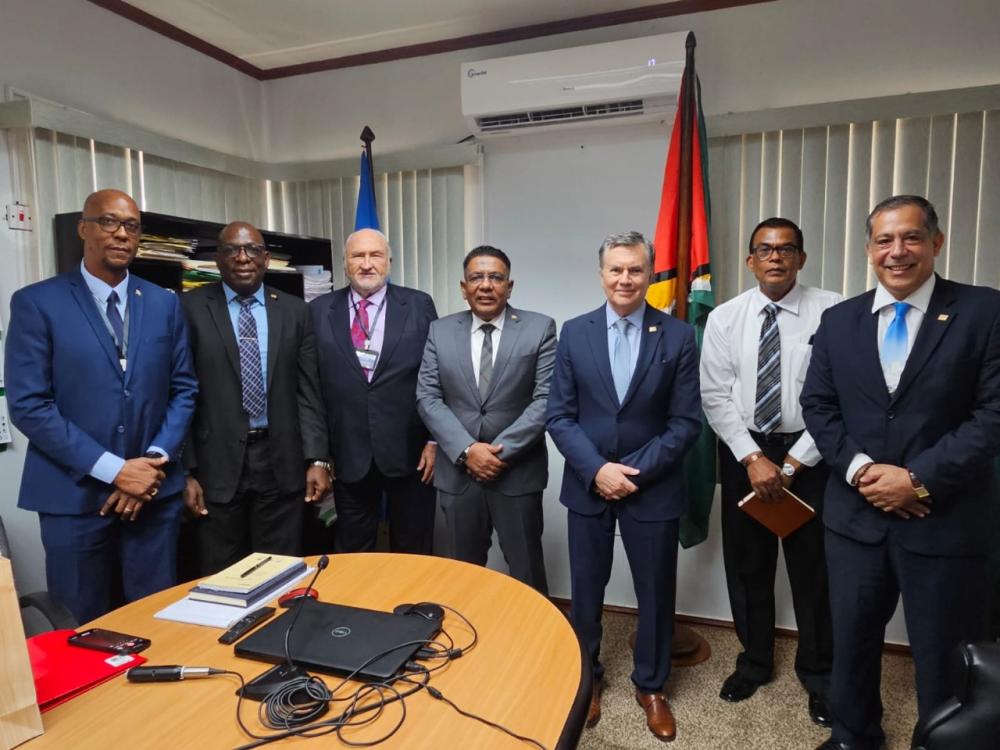 Richard A. Blai; Asesor del ministro de Agricultura de Guyana, y del sistema agroalimentario de CARICOM; Curt Delice, coordinador del IICA para la región Caribe; Jorge Werthein, Asesor Especial del Director General del Instituto; Zulfikar Mustapha, ministro de Agricultura de Guyana; Manuel Otero, Director General del IICA; Madanlall Ramraj, Director General del Ministerio de Agricultura de Guyana; y Wilmot Garnett; Representante del IICA en este país.