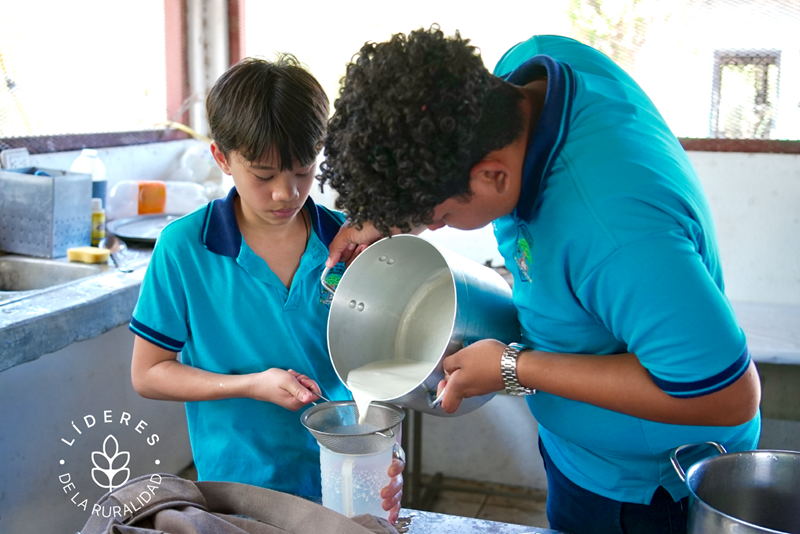 Son los mismos jóvenes quienes se encargan de todo el proceso productivo; sus profesores son solo una guía. 