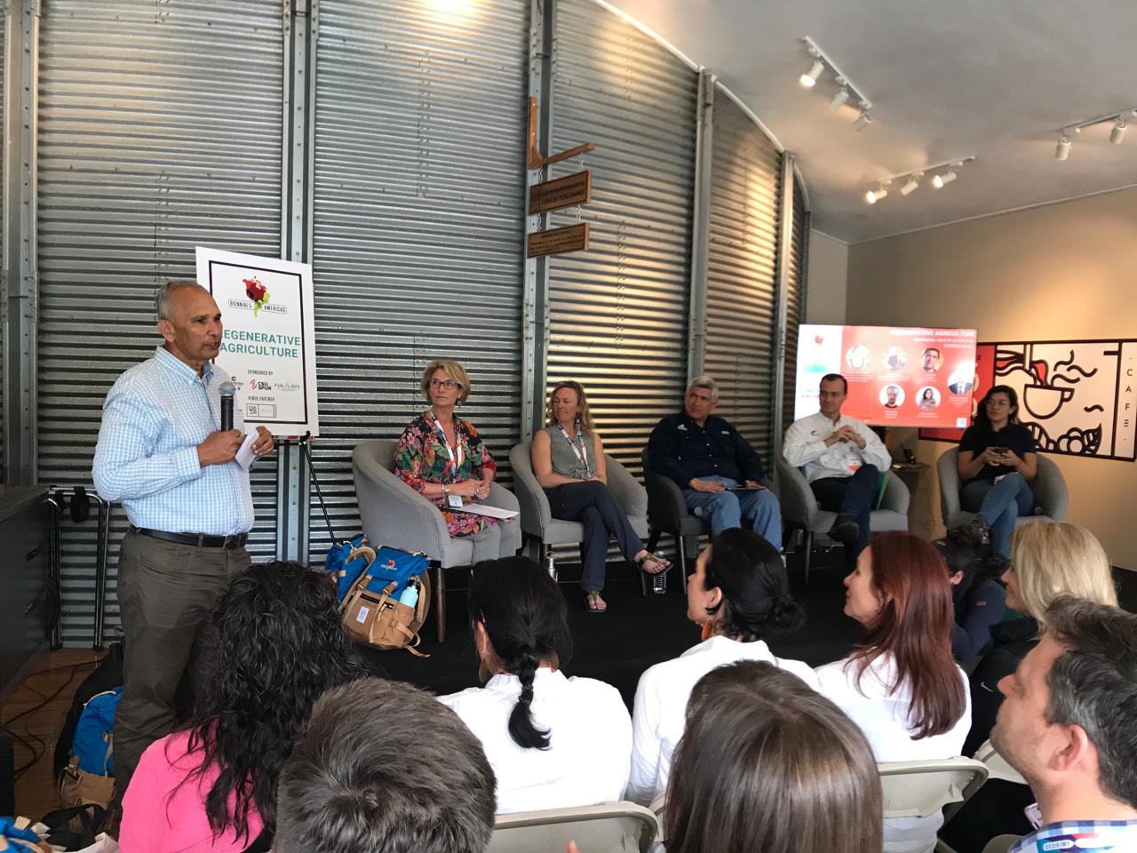 Muhammad Ibrahim, director de Cooperación Técnica del IICA, durante el panel de agricultura regenerativa que tuvo como fin descubrir cómo las prácticas regenerativas pueden abordar la escasez de agua y la variabilidad climática de Colorado mientras preservan la biodiversidad y promueven la prosperidad económica en el paisaje agrícola tropical de Costa Rica.