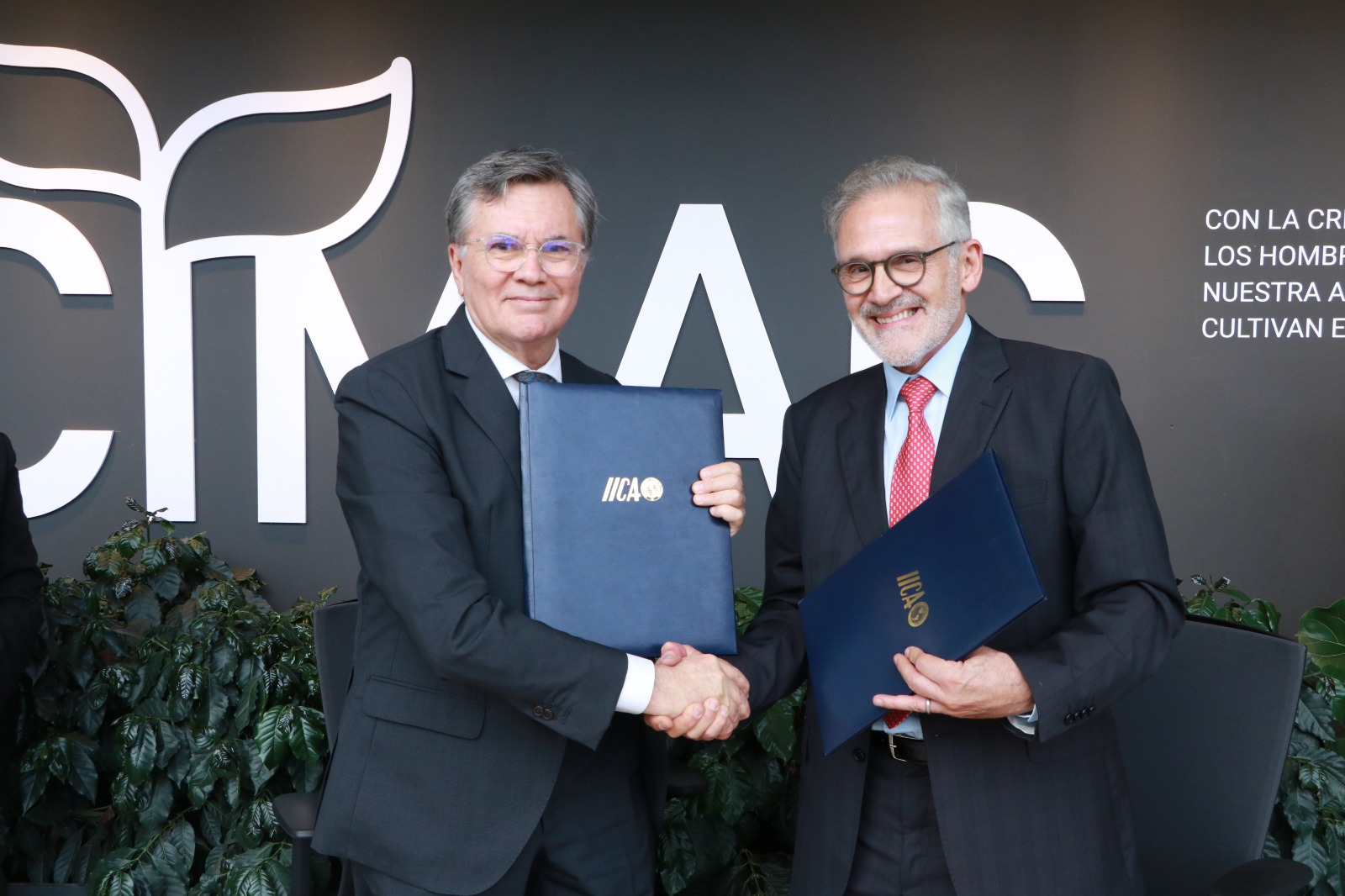 El Director General del IICA, Manuel Otero, y el Presidente Ejecutivo de CropLife Latin America, José Perdomo.