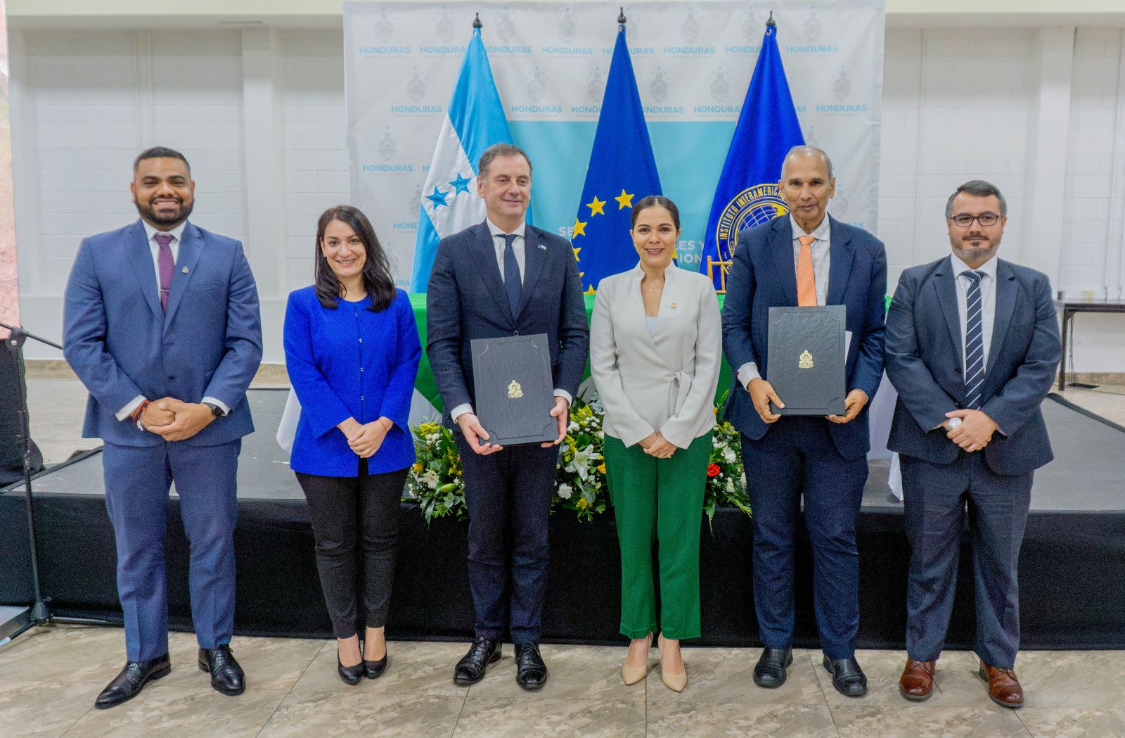 El Ministro Director del Instituto de Conservación Forestal, Luis Soliz; la jefa de Cooperación de la UE en Honduras, Cristina Marín; el jefe de la unidad de México, América Central, Caribe y operaciones regionales en la Dirección General de Asociaciones Internacionales de la Comisión Europea; Felice Zaccheo; la Subsecretaria de Estado de Cooperación y Promoción Internacional de Honduras, la vicecanciller Cindy Rodríguez; el Director de Cooperación Técnica del IICA, Muhammad Ibrahim, y el Representante del Instituto en Honduras, Santiago Vélez.