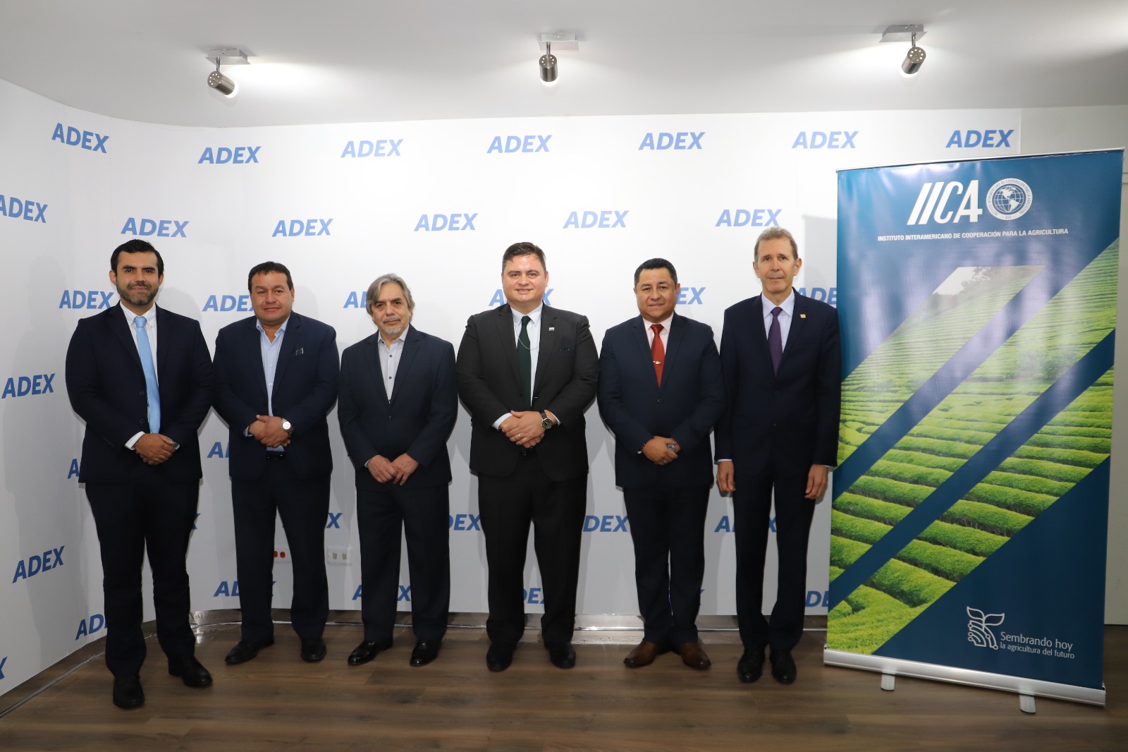 El Gerente Central de Exportaciones de ADEX, Diego Llosa; el jefe del Servicio Nacional de Sanidad Agraria de Perú, Janios Miguel Quevedo; el Analista Regulatorio Internacional de la Oficina Regional de la FDA para América Latina, Gonzalo Ibáñez; el Consejero Regional Agrícola de la Embajada de Estados Unidos en Lima, Anthony Gilbertel; el presidente del Comité de Frutas y Hortalizas de ADEX, Elkin Vanegas; y el Representante del IICA en Perú, Héctor Cortés.