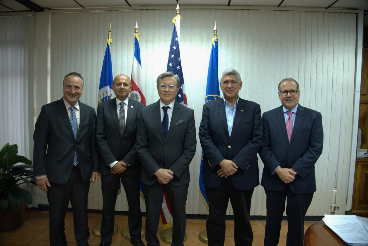 El Director del Programa para América Latina del Wilson Center, Benjamin Gedan; el Viceministro de Relaciones Exteriores de Costa Rica, Alejandro Solano; el Director General del IICA, Manuel Otero; el presidente de la Universidad Earth, Arturo Condo; y el Subdirector General del Instituto, Lloyd Day, tras una reunión previa que sostuvieron antes de la firma del convenio y el diálogo sobre seguridad alimentaria mundial y agricultura sostenible.