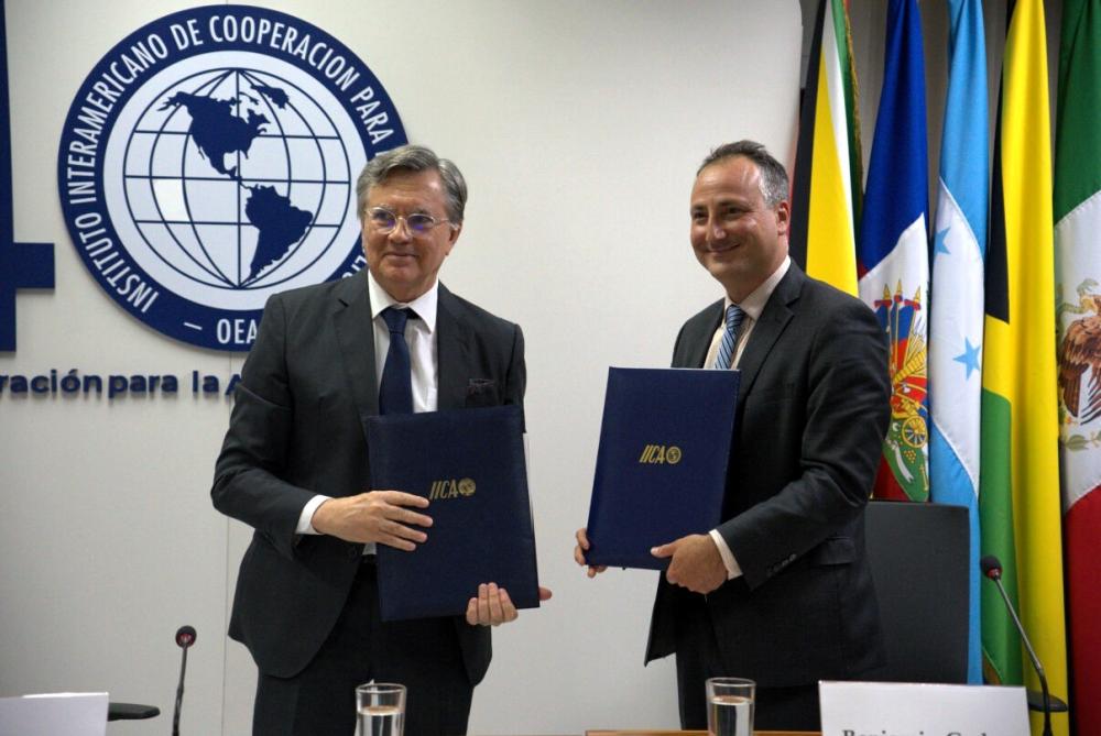 El Director General del IICA, Manuel Otero, junto al Director del Programa para América Latina del Wilson Center, Benjamin Gedan, tras la firma del acuerdo de cooperación entre ambas instituciones que buscará entre otras cosas, promover la producción sostenible de alimentos en la región.