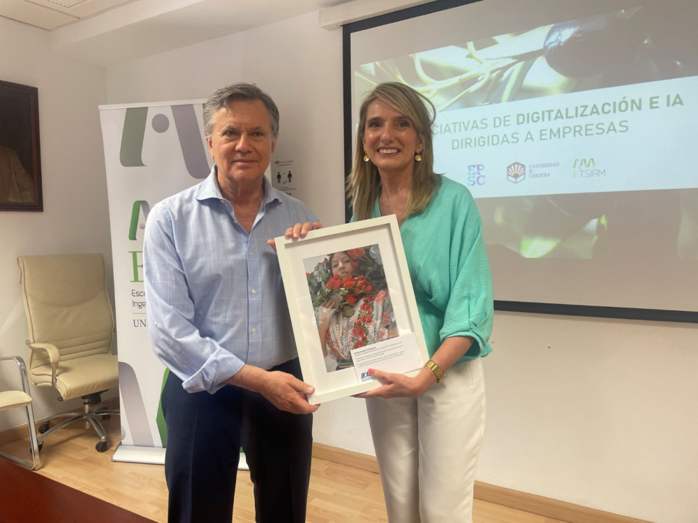 Manuel Otero entregó a Rosa Gallardo, que deja la dirección de la ETSIAM, una fotografía de la exposición de Mujeres Rurales de IICA y Vogue, en agradecimiento por su apoyo constante al desarrollo de la maestría Digital Agri y la incorporación de profesionales latinoamericanos.