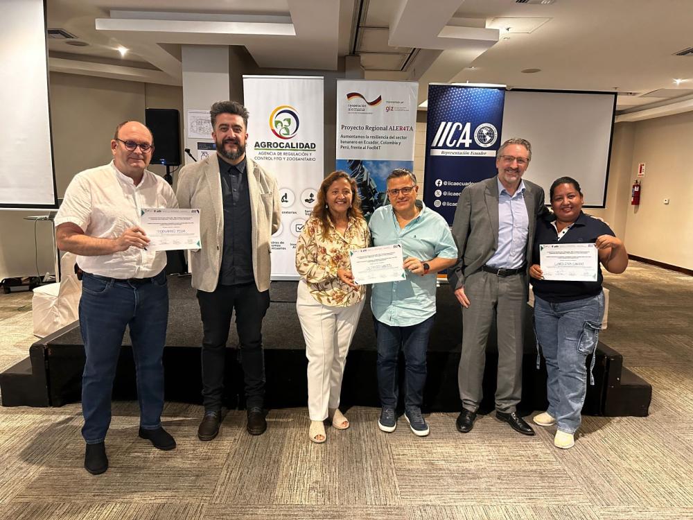 El productor Fernando Piza, junto al Representante del IICA Ecuador; Renzo Galgani; la gerente de la Finca Jacaranda de Mozambique; Gladys Tazan; el productor Octavio Santos; el coordinador regional del proyecto ALER4TA de GIZ, Ralf Buss; y la productora Carolina Cando tras el taller de capacitación.