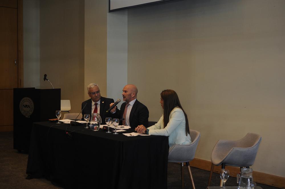 El representante del IICA en Argentina, Fernando Camargo; el embajador de la UE en Argentina, Amador Sánchez Rico; y Juliana Salles Almeida, Especialista Líder de Cambio Climático del BID, parte de los participantes del panel de discusión.