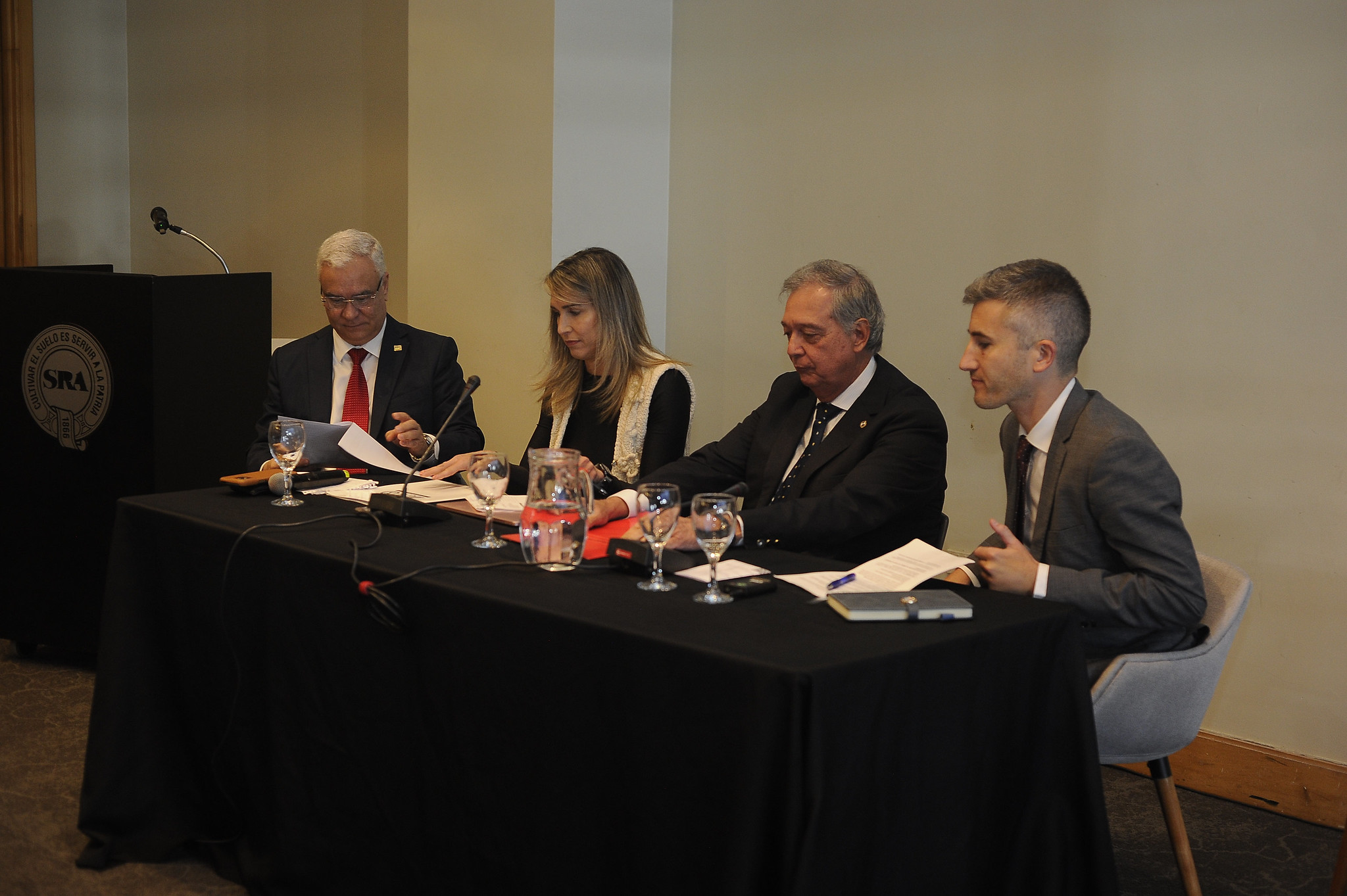 El representante del IICA en Argentina, Fernando Camargo; la agregada agrícola de la embajada brasileña en Argentina, Andrea Parrilla; el ministro de Ganadería, Agricultura y Pesca de Uruguay, Fernando Mattos; y el subsecretario de Mercados Agropecuarios y Negociaciones Internacionales de Argentina, Agustín Tejeda.