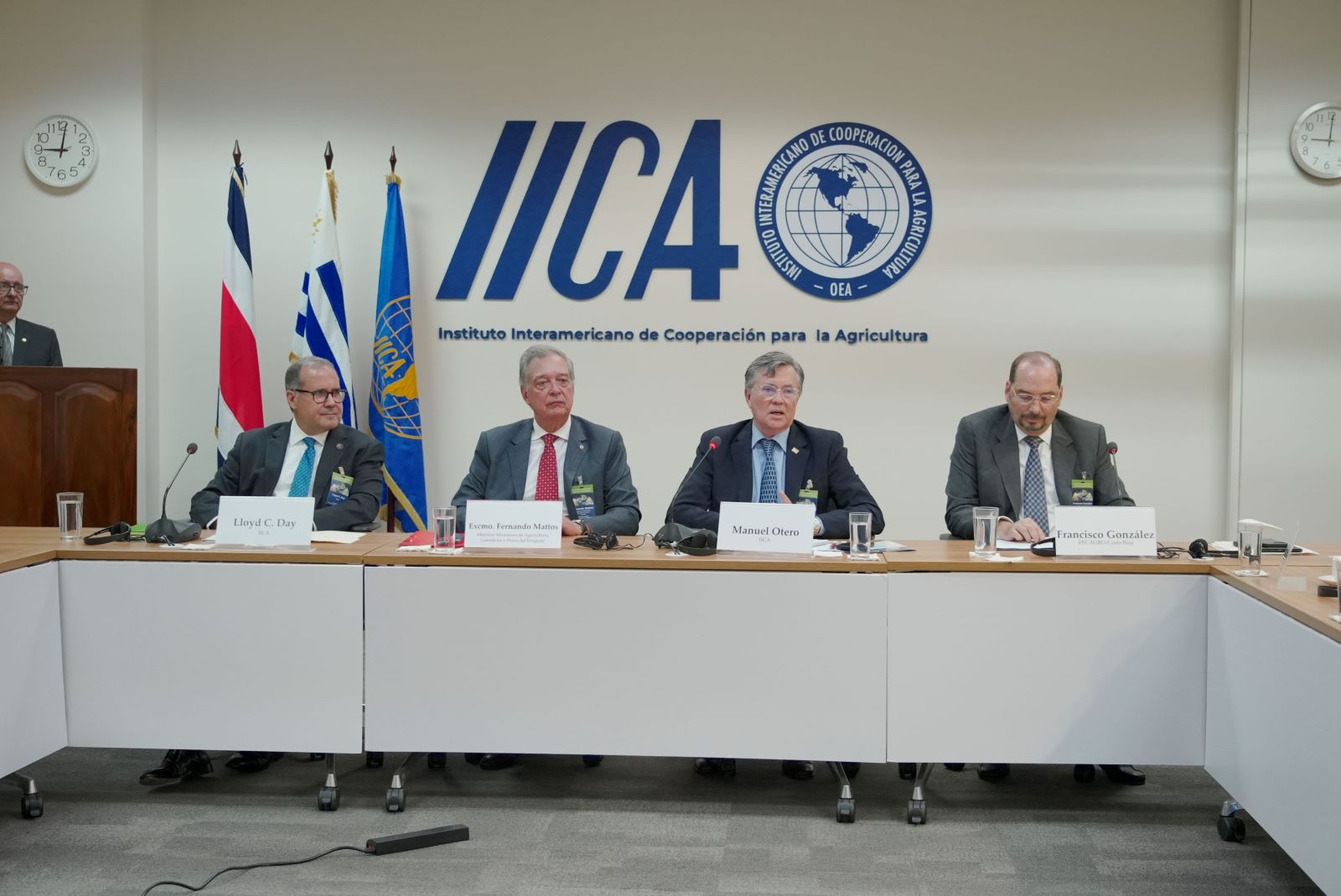 El Subdirector General del IICA, Lloyd Day; el ministro de Ganadería, Agricultura y Pesca de Uruguay, Fernando Mattos; el Director General del Instituto, Manuel Otero; y el presidente de FECAGRO, Francisco José González, durante la apertura del encuentro.