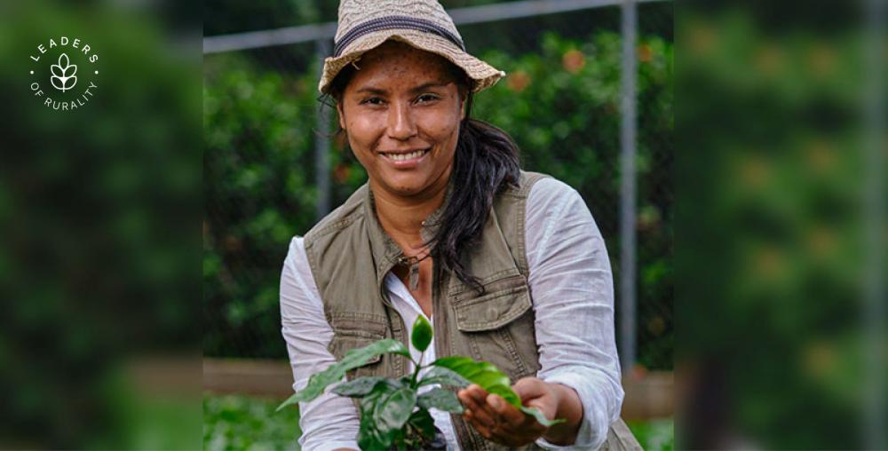 Katy forma parte de un grupo de mujeres campesinas del departamento de El Paraíso, en el oriente de Honduras, que dejaron el campo, se graduaron en la universidad y volvieron a su primer amor, la producción de café, y comenzaron a sumar otras actividades productivas, como la apicultura y el cultivo de plátanos y limones.