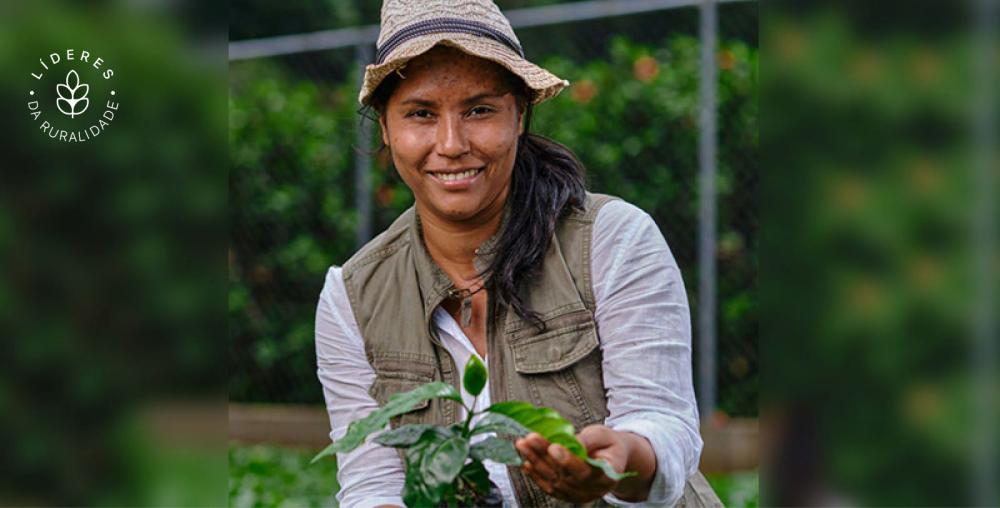 Katy forma parte de un grupo de mujeres campesinas del departamento de El Paraíso, en el oriente de Honduras, que dejaron el campo, se graduaron en la universidad y volvieron a su primer amor, la producción de café, y comenzaron a sumar otras actividades productivas, como la apicultura y el cultivo de plátanos y limones.