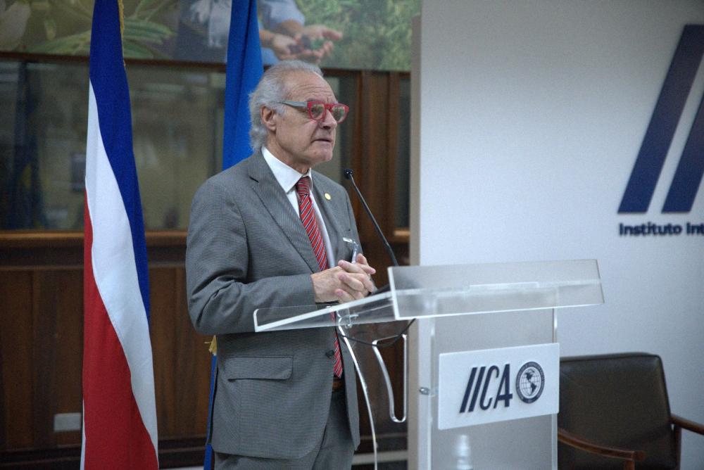 El presidente de la Academia Nacional de Agronomía y Veterinaria de la República de Argentina (ANAV), Jorge Errecalde,  puntualizó en su participación que las poblaciones rurales están entre las más expuestas a la resistencia microbiana por su contacto con el ambiente.