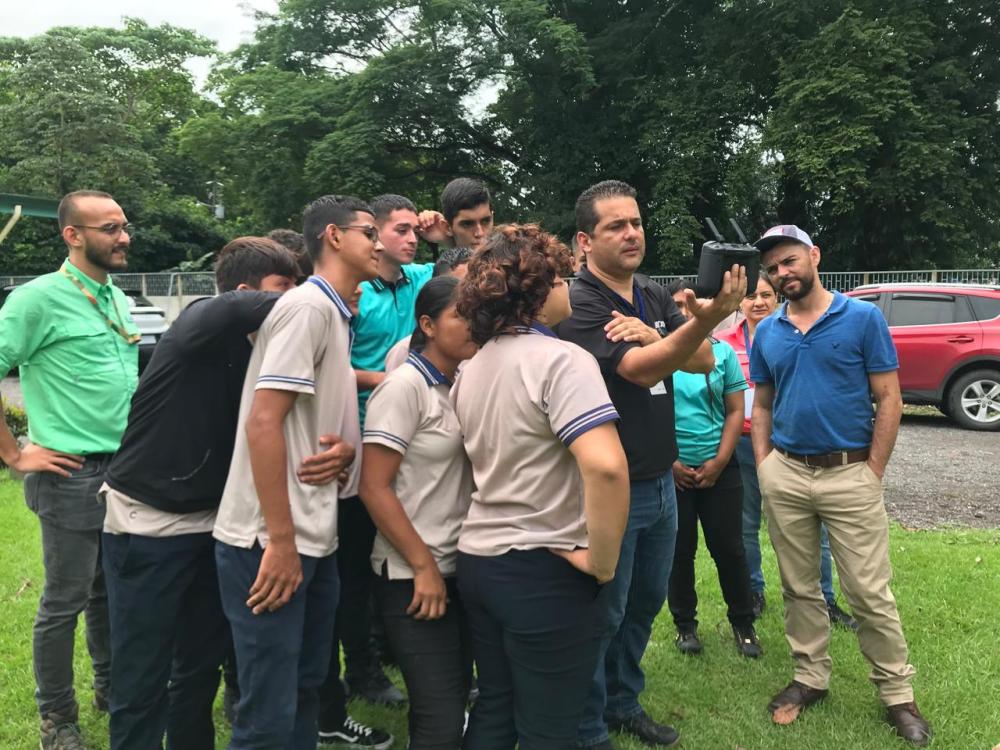 Los alumnos participaron también en demostraciones del uso de drones.