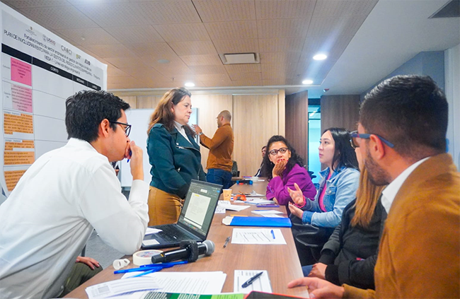 Asistentes al taller participaron activamente del espacio de construcción.