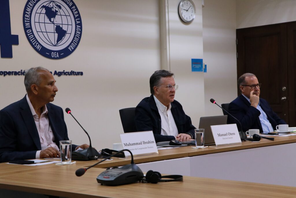 Muhammad Ibrahim, Director de Cooperación Técnica; Manuel Otero, Director General del IICA; y Lloyd Day, Subdirector General del IICA.