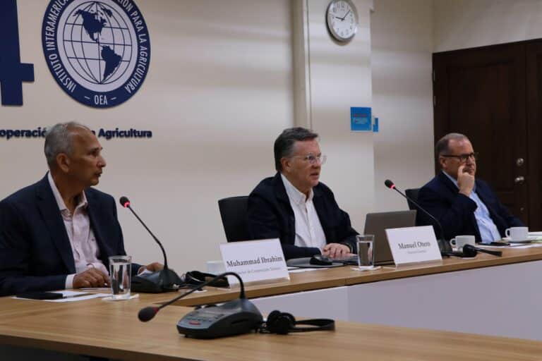 Muhammad Ibrahim, Director de Cooperación Técnica; Manuel Otero, Director General del IICA; y Lloyd Day, Subdirector General del IICA.