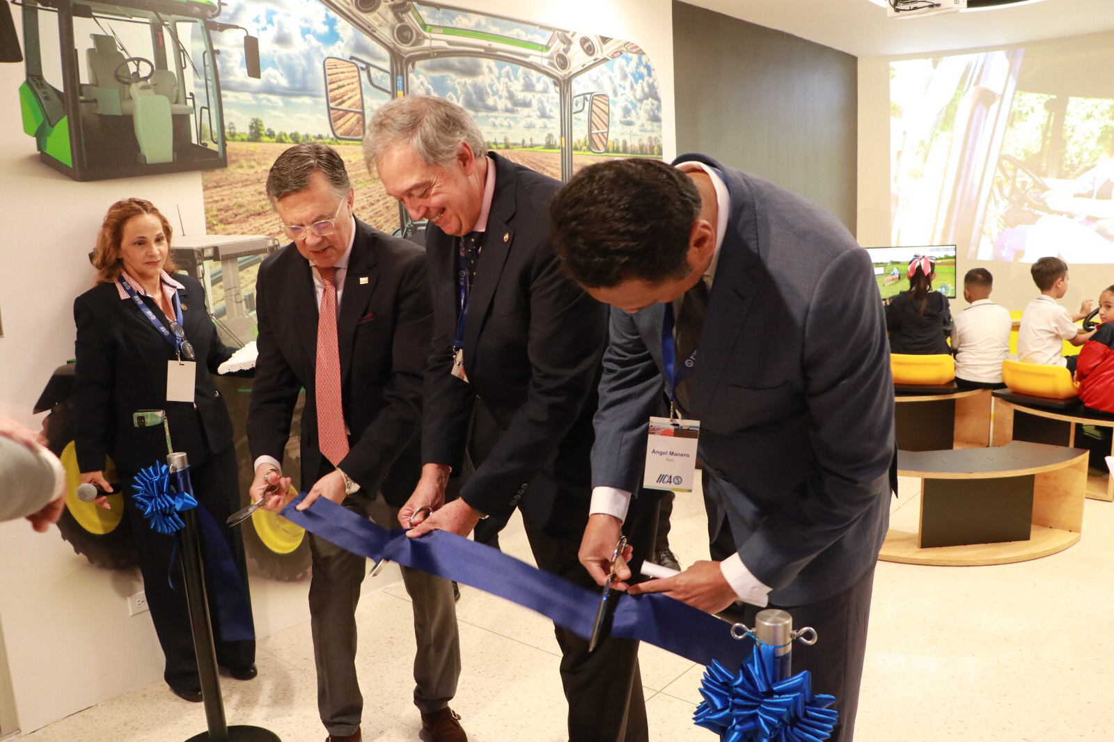 En la inauguración del Centro de Maquinaria Agrícola y Geomática participaron el Director General del IICA, Manuel Otero; el ministro de Ganadería, Agricultura y Pesca de Uruguay, Fernando Mattos; y el ministro de Desarrollo Agrario y Riego de Perú, Ángel Manero; así como Líderes de la Ruralidad de las Américas, estudiantes costarricenses y personal del Instituto. Este nuevo espacio del Centro de Interpretación del Mañana de la Agricultura (CIMAG) se ubica en la sede central del IICA, en San José.