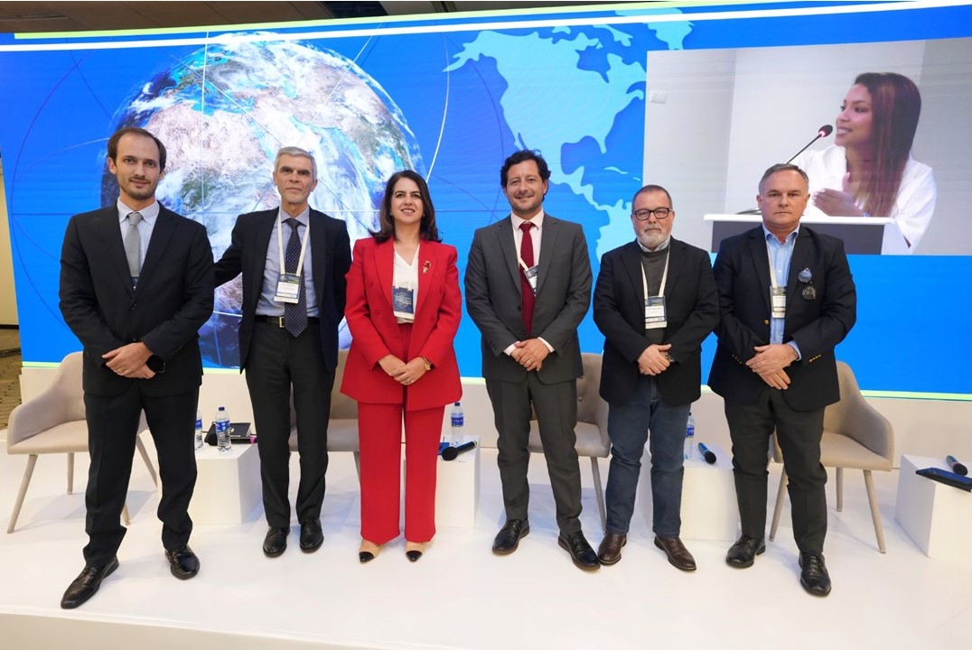 Agustín Torroba, especialista internacional en biocombustibles del IICA y Secretario Técnico y Ejecutivo de la CPBIO; Víctor Castro, Director Ejecutivo de CARBIO (Argentina); Carolina Rojas, Presidenta Ejecutiva de FEDEBIOCOMBUSTIBLES (Colombia) ; Juan Sebastián Díaz, Consultor Regional del Consejo de Granos (EE.UU.);  Flavio Castellari, Director Ejecutivo de APLA (Brasil); y Álvaro Lorenzo, Gerente General de ALUR (Uruguay), fueron parte de los participantes del congreso, que se da en un momento clave para el continente, ya que este tiene gran disponibilidad de materias primas para abastecer la creciente demanda de combustibles sostenibles de aviación.