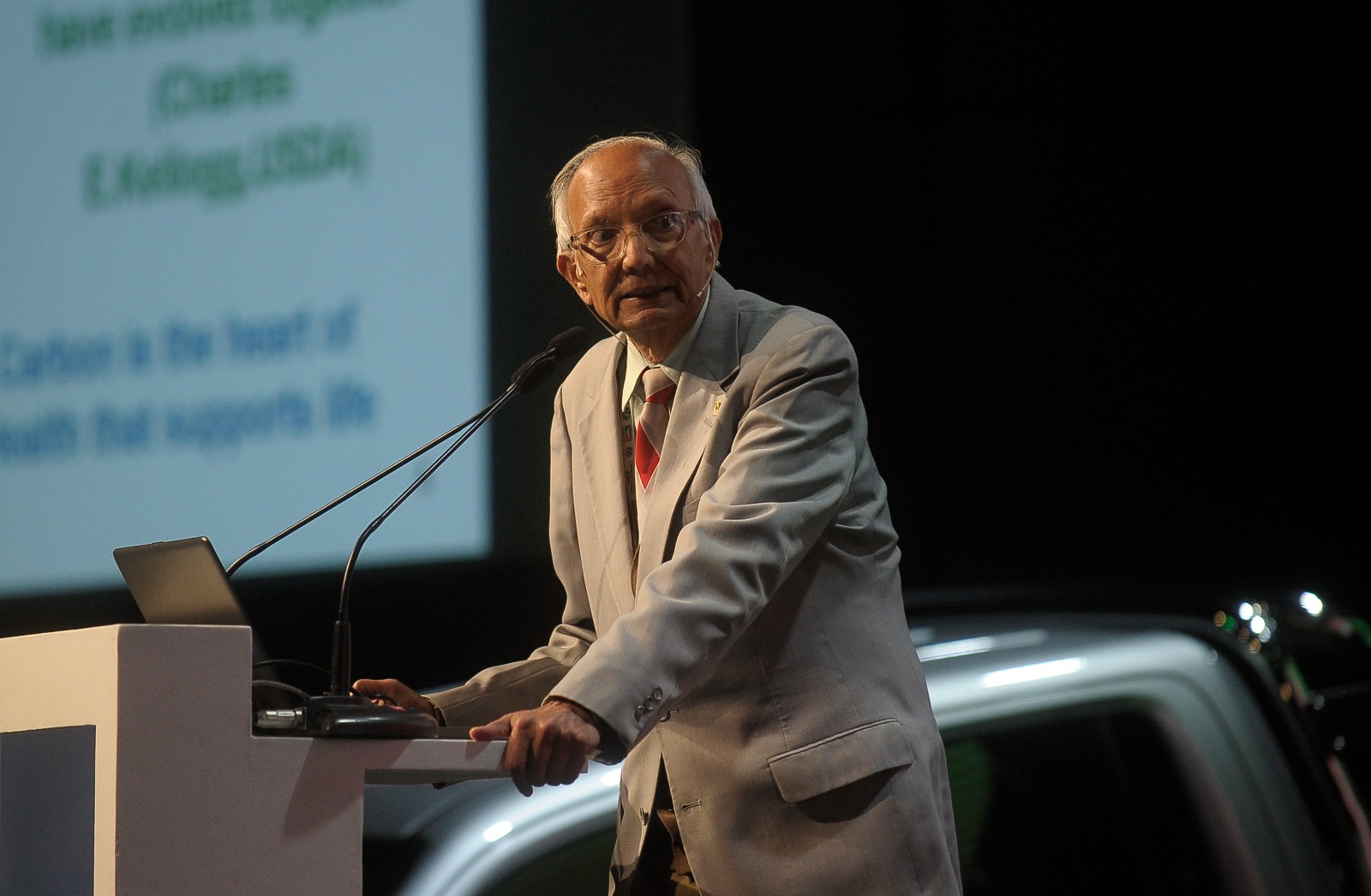 Rattan Lal, considerado la máxima autoridad en ciencias del suelo, explicó en el evento que es clave cosechar carbono en los suelos a través de la agricultura regenerativa, un concepto amplio que incluye agricultura de precisión, inteligencia artificial, siembra directa, cultivos de cobertura y biofortificación de cosechas para combatir el hambre.