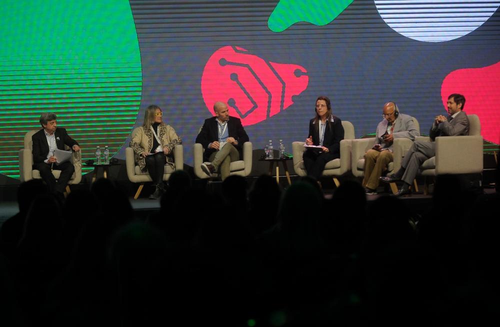 Junto a Lal, quien es Embajador de Buena Voluntad del IICA, compartieron el escenario Marcelo Torres, presidente de AAPRESID; María Beatriz Pilu Giraudo, vicepresidenta del Instituto Nacional de Tecnología Agropecuaria (INTA) de Argentina; Juan Farinati, presidente de Bayer Cono Sur; y Francisco Mello, especialista internacional de Secuestro de Carbono y Cambio Climático del IICA.