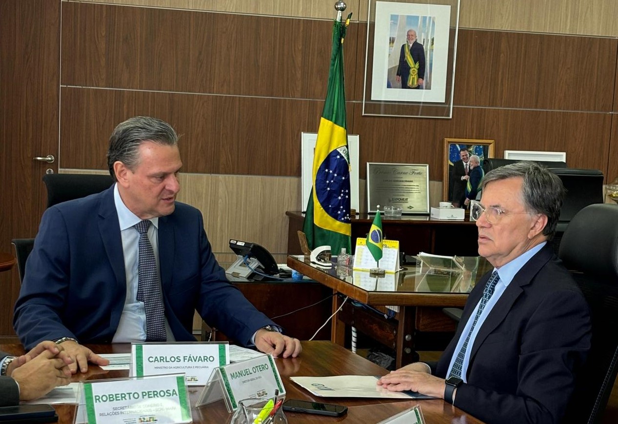 El Ministro de Agricultura y Ganadería de Brasil, Carlos Fávaro, junto al Director General del IICA, Manuel Otero, dialogaron también entre otras cosas, sobre los proyectos de cooperación que el IICA ejecuta en el país, que buscan contribuir al fortalecimiento de la agricultura familiar y a su capacidad para generar ingresos, acceder a tecnologías e innovaciones.